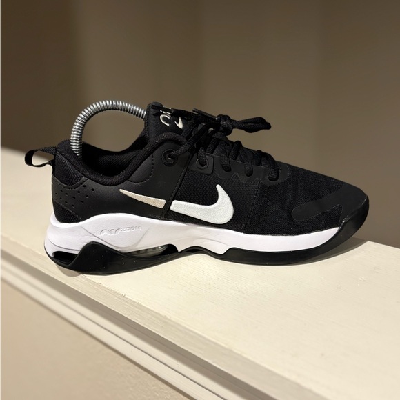 Nike Zoom Bella 6 Training Gym Sneaker DR5720-001 Women Size US 7 Black/White - Picture 2 of 9